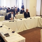 昨年、空洞が見つかった舞子海岸の利用などについて話し合った検討委員会の様子＝神戸市垂水区東舞子町