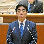 ２０２５年度一般会計当初予算案の可決を受けてあいさつをする西宮市の石井登志郎市長＝西宮市六湛寺町