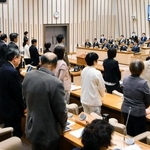 修正した２０２５年度一般会計当初予算案の採決を取る西宮市議会＝西宮市六湛寺町