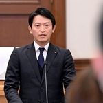 兵庫県議会本会議であいさつをする斎藤元彦知事＝２６日午前、兵庫県公館（撮影・風斗雅博）