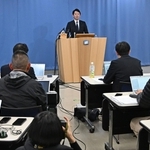第三者委員会の調査報告書の受け止めについて、報道陣からの質問に答える斎藤元彦知事＝２６日午後、兵庫県庁（撮影・風斗雅博）