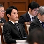 県議会本会議で、議員の話を聞く斎藤元彦知事（手前左）＝２６日午前、兵庫県公館（撮影・風斗雅博）