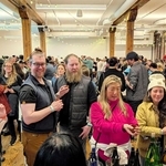 日本酒を楽しむ参加者ら＝オレゴン州ポートランド（コウベ・インターナショナルクラブ・ポートランド支部提供）