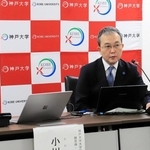 肥満症データベースを開発し、記者に説明する小川渉・神戸大大学院教授（左端）ら＝２６日午後、神戸市中央区