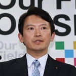 定例会見に臨む斎藤元彦知事＝27日午後、神戸市中央区、兵庫県庁（撮影・丸山桃奈）