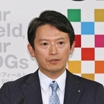 定例会見に臨む斎藤元彦知事＝27日午後、神戸市中央区、兵庫県庁（撮影・丸山桃奈）