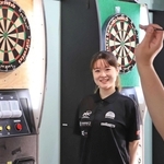 公認コーラ-として活躍する坪倉初奈さん。まもなく社会人となる＝神戸市中央区、ダーツカフェ「Ａｓｇａｒｄ．」