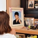 事件で亡くなった山内美輝さんの命日に手を合わせる母親＝尼崎市内