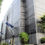 大規模修繕工事中のマンション＝神戸市内