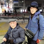 オウム真理教信者の襲撃を受けた永岡弘行さんと妻の英子さん＝東京都内