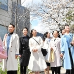 桜並木の前で晴れやかな表情を見せる合格者たち＝宝塚市栄町１