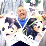 水道筋商店街に設置したフォトコーナーでポスターを持つ永井和浩副理事長＝神戸市灘区水道橋筋４、水道筋会館