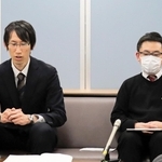 超過勤務の記録を過少報告するよう指導を受けた中学校の実態を説明する「ＩＲＩＳ兵庫」の久保隼人代表（左）