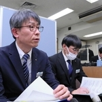 情報漏えいに関する二つの第三者委から報告書が提出されたと発表する県職員＝３１日午後、兵庫県庁