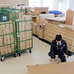 食料やおむつ、簡易ベッドなどが備蓄された倉庫。予算やスペースには限りもある＝南あわじ市福良乙、福良小学校