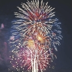 相生ペーロン祭の前夜にあった昨年５月の海上花火大会。有料観覧席を設けてペーロン祭の存続を図る