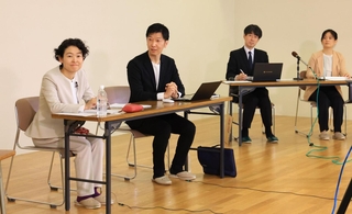 高校生の質問に答えた（左から）高橋有子氏、中田慎也氏ら＝伊丹市緑ケ丘７、県立伊丹高校（撮影・吉田敦史）