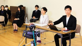 高校生の質問に答えた（右から）中田慎也氏、高橋有子氏ら＝伊丹市緑ケ丘７、県立伊丹高校（撮影・吉田敦史）