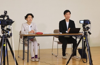 高校生の質問に答えた（左から）高橋有子氏、中田慎也氏＝伊丹市緑ケ丘７、県立伊丹高校（撮影・吉田敦史）