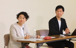 高校生の質問に答えた（左から）高橋有子氏、中田慎也氏＝伊丹市緑ケ丘７、県立伊丹高校（撮影・吉田敦史）