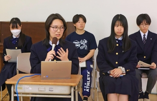 立候補予定者に質問を投げかける県立伊丹高校の生徒たち＝伊丹市緑ケ丘７（撮影・吉田敦史）