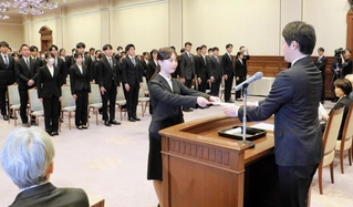 代表して辞令を受け取る兵庫県の新規採用職員＝１日午前、県公館