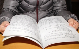 マンション管理組合の理事長、副理事長を通算で計２８年務めた男性。住民の無関心による担い手不足に悩んでいる＝神戸市内