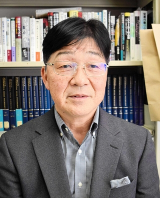 マインドコントロールについて説明する西田公昭・立正大教授＝東京都内