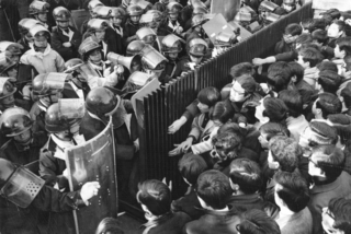 １９６０～７０年代に燃えさかった学生運動。熱気の後の空虚感に教団はつけ込んだ