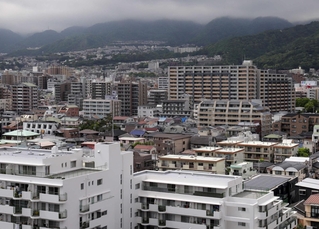 立ち並ぶマンション群。管理を業者に委ねる外部管理者方式を検討する管理組合が増えている＝神戸市内