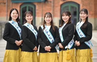  第５６期サンテレビガールズに就任した（左から）鈴木南帆さん、妙本磨耶さん、新藤愛音さん、池上美穂さん、市来碧唯さん＝３日午前、神戸市中央区東川崎町１（撮影・大田将之）