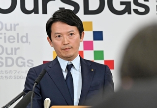 報道陣からの質問に耳を傾ける斎藤元彦知事＝３日午後、神戸市中央区、兵庫県庁（撮影・風斗雅博）