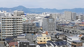 駅前などに増え続けるマンション。孤独死への対応も大きな課題だ＝加古川市内
