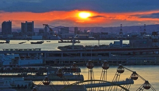 朝焼けに包まれた神戸港＝４日午前、神戸市中央区東川崎町１から東を望む（撮影・笠原次郎）
