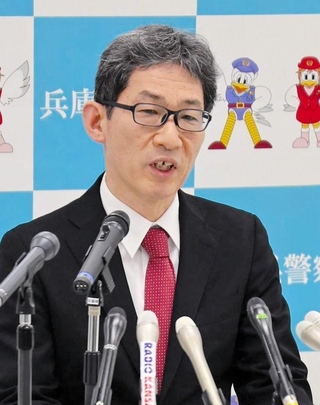着任会見に臨む兵庫県警の小西康弘本部長＝神戸市中央区