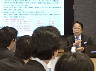 ＴＭＩ総合法律事務所で境田正樹弁護士の講義に聞き入る生徒たち＝東京都港区