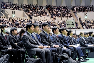 真新しいスーツに身を包み、入学式に臨む神戸大学の新入生＝神戸市中央区港島中町６