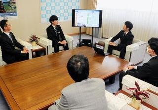 能登半島地震の被災地での活動や課題を斎藤元彦知事に報告する兵庫県職員たち＝県庁