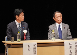 国政報告会に出席した西村康稔元経済産業相（左）と麻生太郎・自民党最高顧問＝４日午後、明石市中崎１