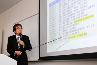 ＪＲ西日本の問題点について説明する安部誠治・関西大名誉教授＝５日午後、関西大梅田キャンパス
