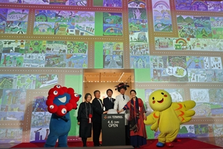 デジタルアート化し、子どもたちの絵画作品を壁に映し出したひょうごエキスポターミナルの完成記念式典＝５日午後、神戸市中央区脇浜海岸通１（撮影・丸山桃奈）