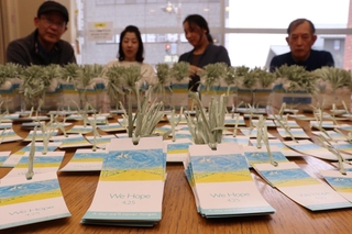 「空色の会」のメンバーらが作った「空色の栞」＝兵庫県川西市小花１