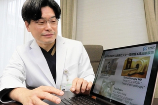 「放射線装置の進化で、治療と仕事を両立させることが可能になった」と語る馬屋原博医師＝神戸市中央区港島中町８、神戸低侵襲がん医療センター