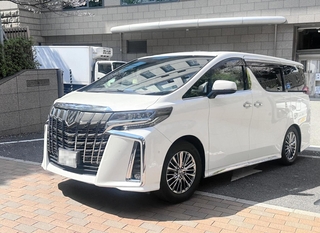 山口組の幹部とみられる人物らを乗せ、兵庫県警本部を出る車両＝７日午後１時３８分、神戸市中央区（画像の一部を加工しています）