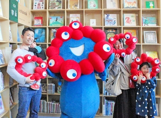 公式キャラクター「ミャクミャク」との記念撮影会は長蛇の列ができる人気だった＝神戸市中央区