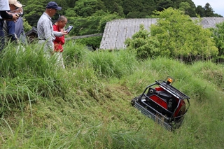 住民らによって進められている無線操縦式草刈り機の実証実験＝２０２４年５月、丹波市青垣町山垣（丹波市提供）