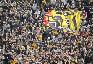 今季の甲子園初戦に詰めかけたライトスタンドの阪神ファン＝８日夜、西宮市の甲子園球場（撮影・大田将之）