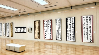 力強い作品が並ぶ会場＝原田の森ギャラリー