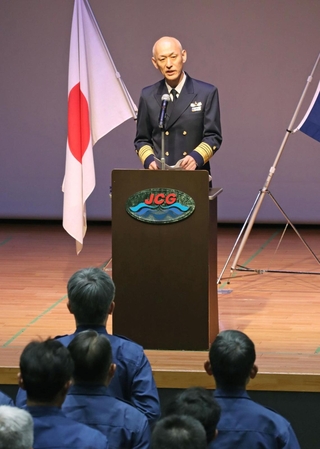 海上保安官を前に訓示をする瀬口良夫海上保安庁長官＝神戸市中央区新港町、神戸ポートオアシス