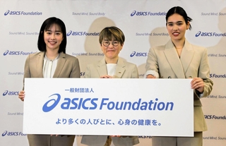 アシックスが設立した財団の（左から）石川佳純理事、甲田知子理事長、一ノ瀬メイ理事＝東京都千代田区